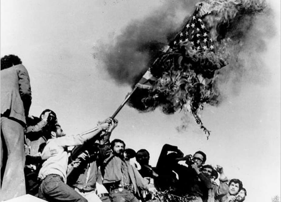Demonstran membakar bendera Amerika pada 9 November 1979, di Kedutaan Besar AS di Tehran. Credit Associated Press (AP)