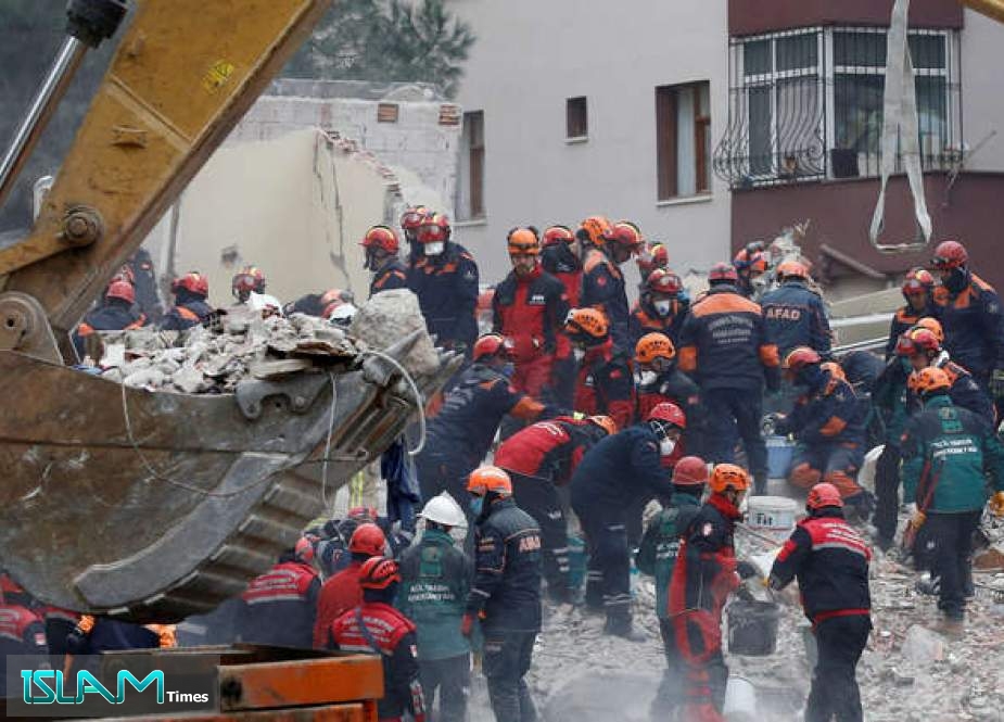 ارتفاع ضحايا انهيار مبنى في إسطنبول إلى 14 قتيلاً