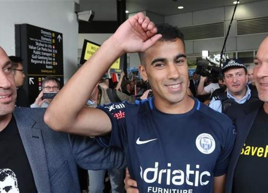 Refugee soccer player Hakeem al-Araibi (C) arrives at the Melbourne International Airport in Melbourne, Australia, on February 12, 2019. (Photo by Reuters)