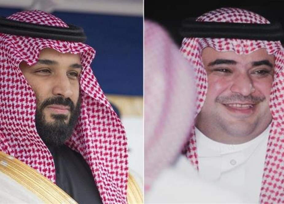 Saudi Crown Prince Mohammad bin Salman (R) and his former aide Saud al-Qahtani