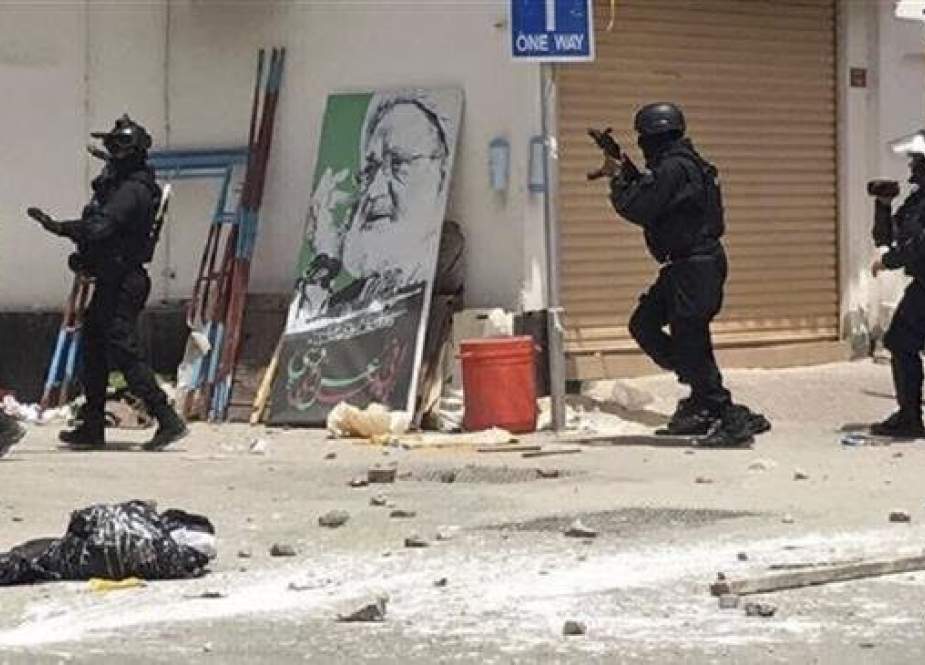 Bahraini security forces in Diraz.jpg
