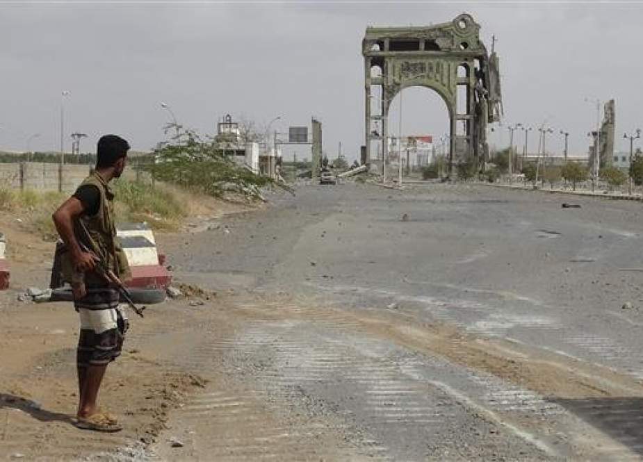 A pro-Saudi militant stands at the eastern entrance Hudaydah, Yemen, December 29, 2018. (Photo by AFP)