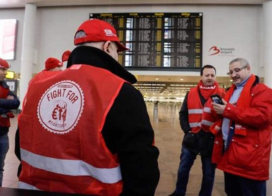 Union members stand at Brussels airport in Zaventem, on the outskirts of the Belgium capital, during a national strike on February 13, 2019. (Photo by AFP)