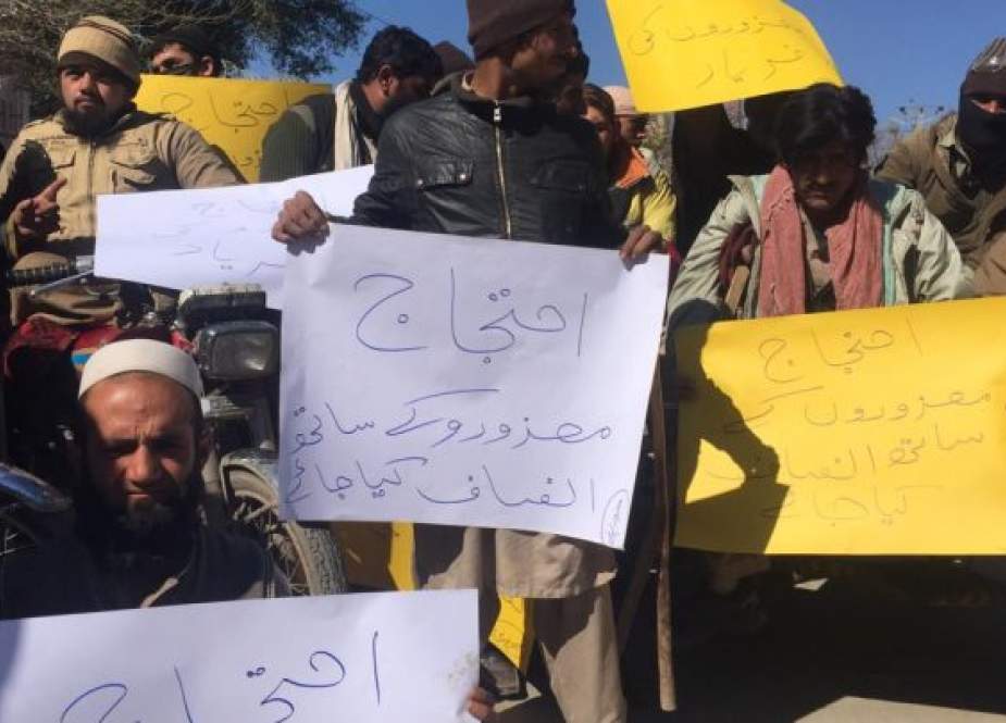 پشاور، معذور گنڈا ماروں کا پولیس اور کسٹم اہلکاروں کیخلاف احتجاجی مظاہرہ