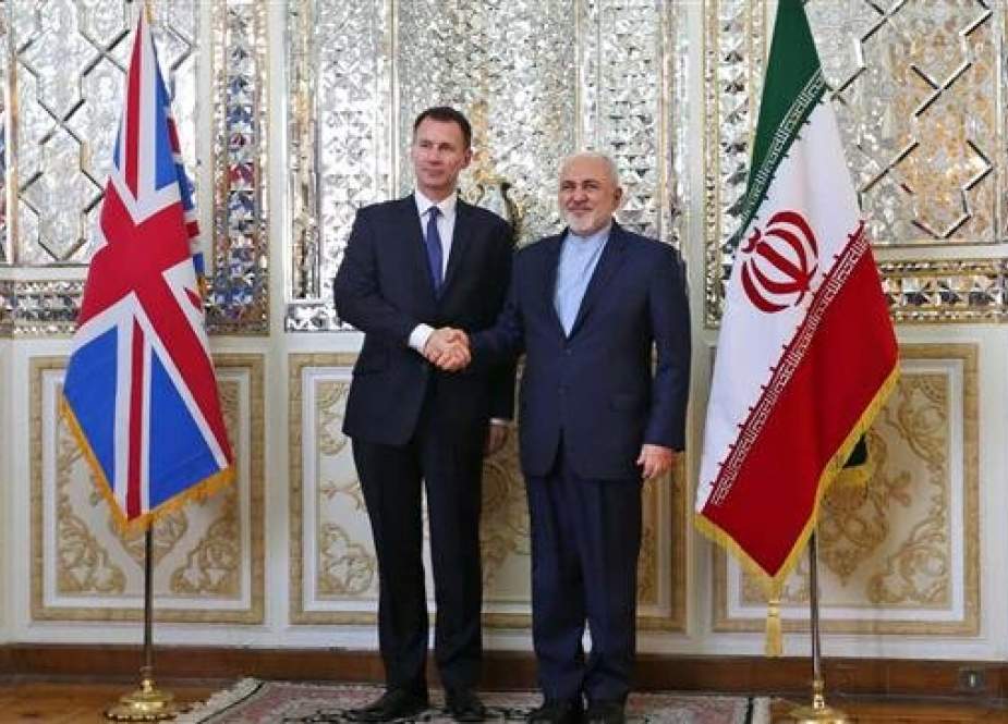 Iranian Foreign Minister Mohammad Javad Zarif (R) shakes hands with his British counterpart, Jeremy Hunt, in Tehran, November 19, 2018. (Photo by IRNA)