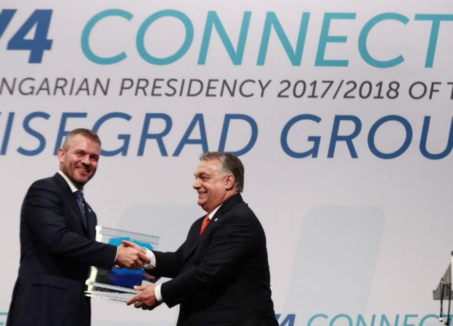 Perdana Menteri Hongaria Viktor Orban menyerahkan kepresidenan kelompok Visegrad ke timpalan Slovakia Peter Pellegrini, selama konferensi pers bersama para Perdana Menteri V4 dan Austria di Budapest pada 21 Juni 2018. (AFP)