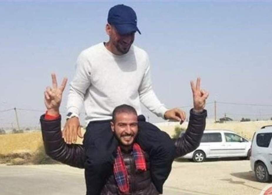 This photo shows Palestinian prisoner Abed al-Rahman Khalil Mahmoud (on top) shortly after being released from an Israeli jail on February 24, 2019. (via Ma’an news agency)