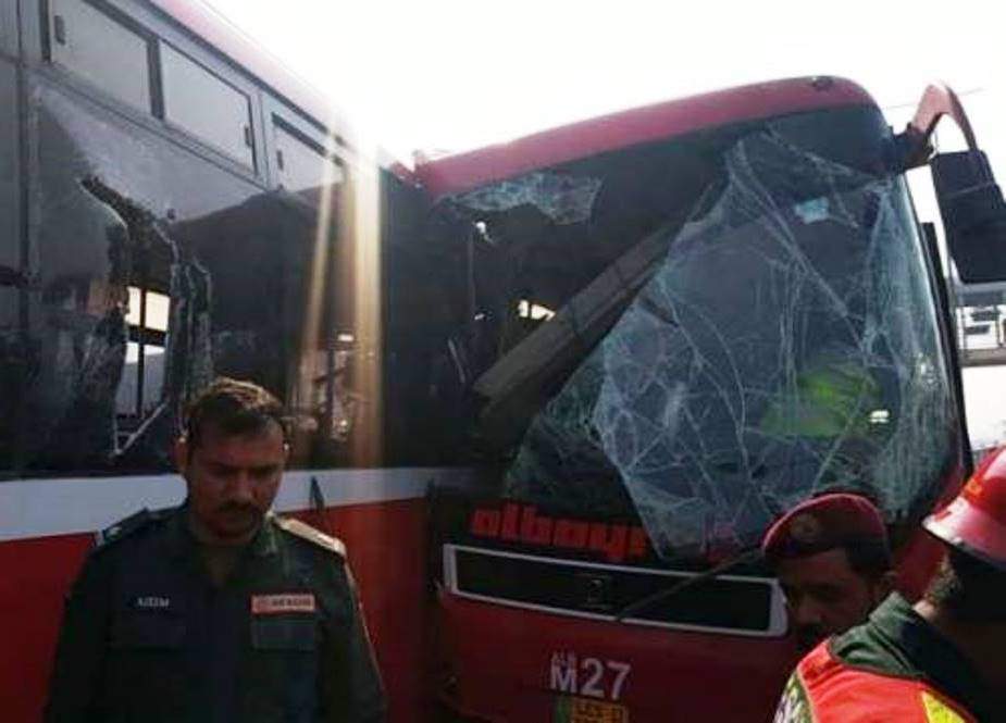 لاہور میں میٹرو بسیں حادثے کا شکار، خاتون جاں بحق