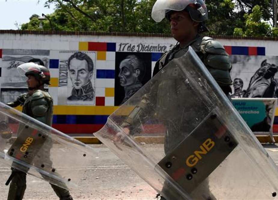 Tear gas, rocks fly as Venezuelan clashes spill over into Brazil border region