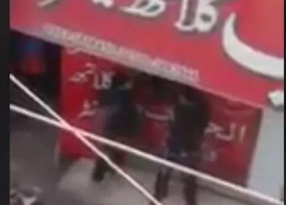 کوئٹہ، پولیس اہلکار کی رکشا ڈرائیور پر تشدد کی ویڈیو وائرل، وزیراعلٰی نے نوٹس لے لیا