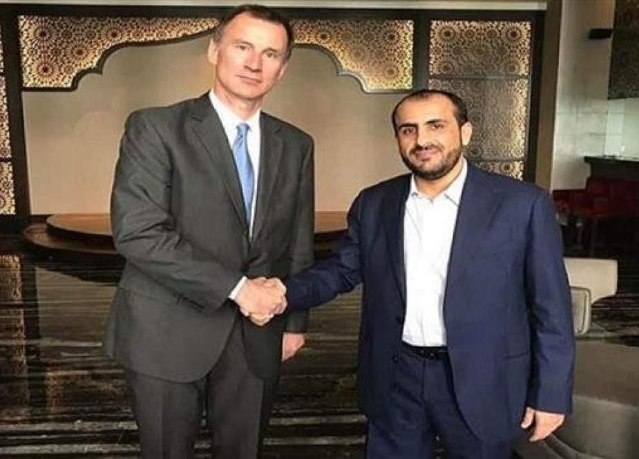 Chief negotiator for Yemen’s popular Houthi Ansarullah movement Mohammed Abdul-Salam (R) meets British Foreign Secretary Jeremy Hunt in Oman’s capital city of Muscat, on March 1, 2019. (Photo by al-Masirah)