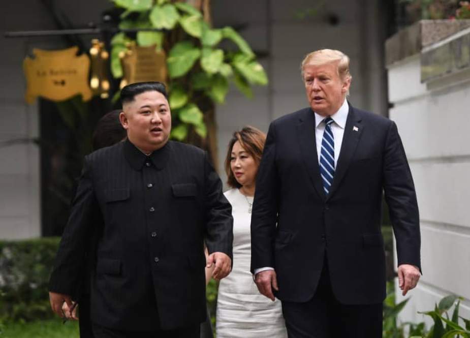 US President Donald Trump (R) walks with North Korean leader Kim Jong-un during their second summit in Hanoi, Vietnam, on February 28, 2019. (AFP photo)