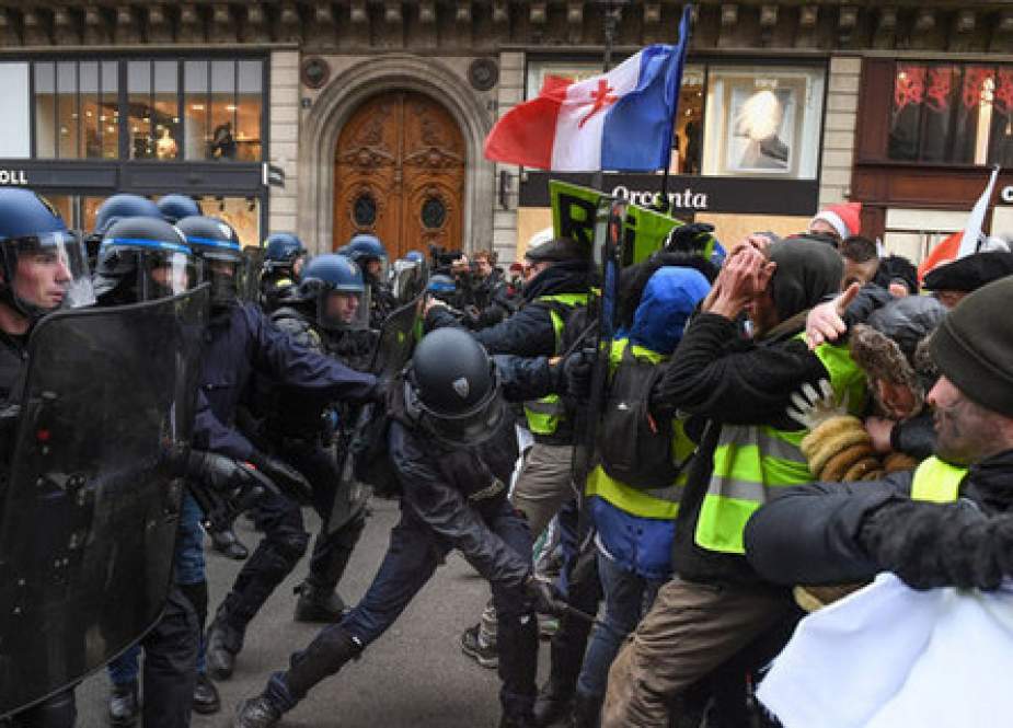 پلیس فرانسه با باتوم و گاز اشک‌آور جلیقه‌زردها را متفرق کرد