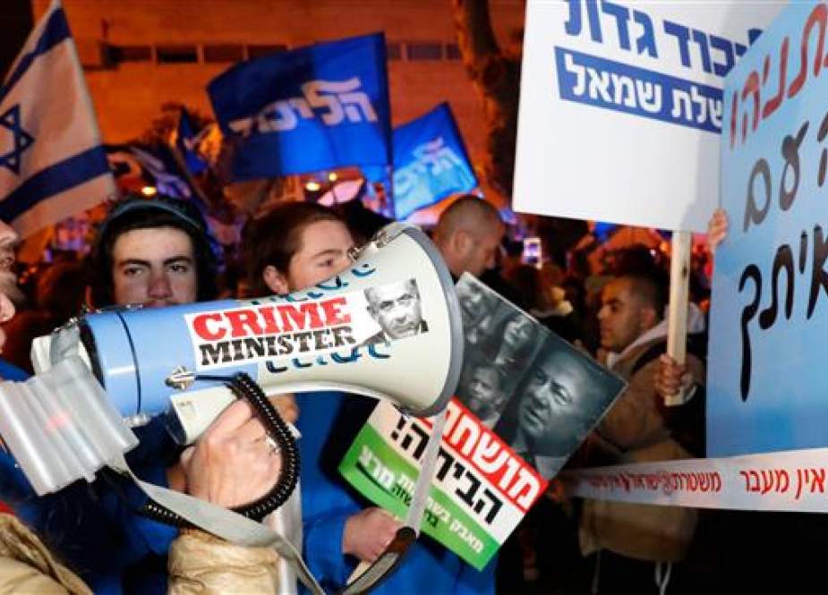 People carry placards and chant slogans during a protest against Israeli Prime Minister Benjamin Netanyahu, in Tel Aviv, on March 2, 2019. (Photo by AFP)