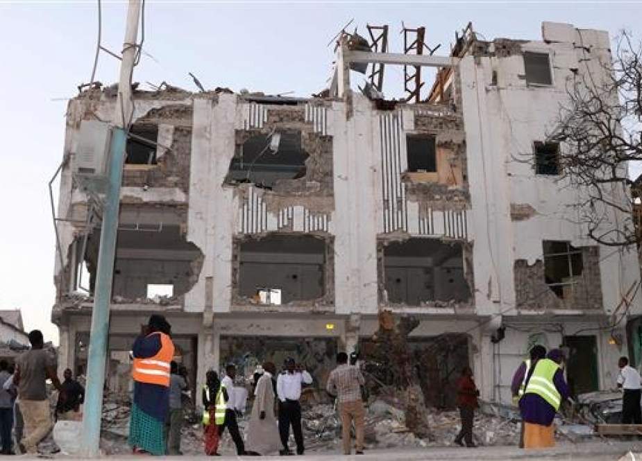 Municipal workers begin to clear the area outside the Maka al-Mukarama hotel in the Somalia capital, Mogadishu on March 1, 2019 after a car bomb explosion. (Photo by AFP)