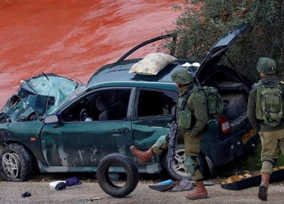 Israeli soldiers inspect the scene of an incident near Ramallah, in the Israeli-occupied West Bank, March 4, 2019. (By Reuters)