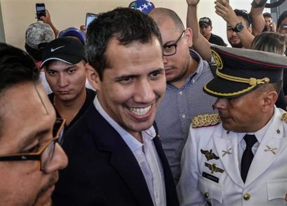 Venezuelan opposition leader Juan Guaido (C) is surrounded by supporters and journalists as he leaves his hotel in Salinas, Ecuador, on March 3, 2019. (Photo by AFP)