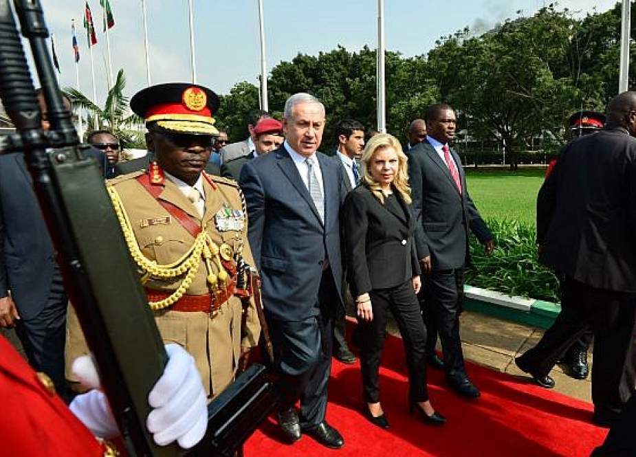 Israeli Prime Minister Benjamin Netanyahu (L), flanked by Kenya