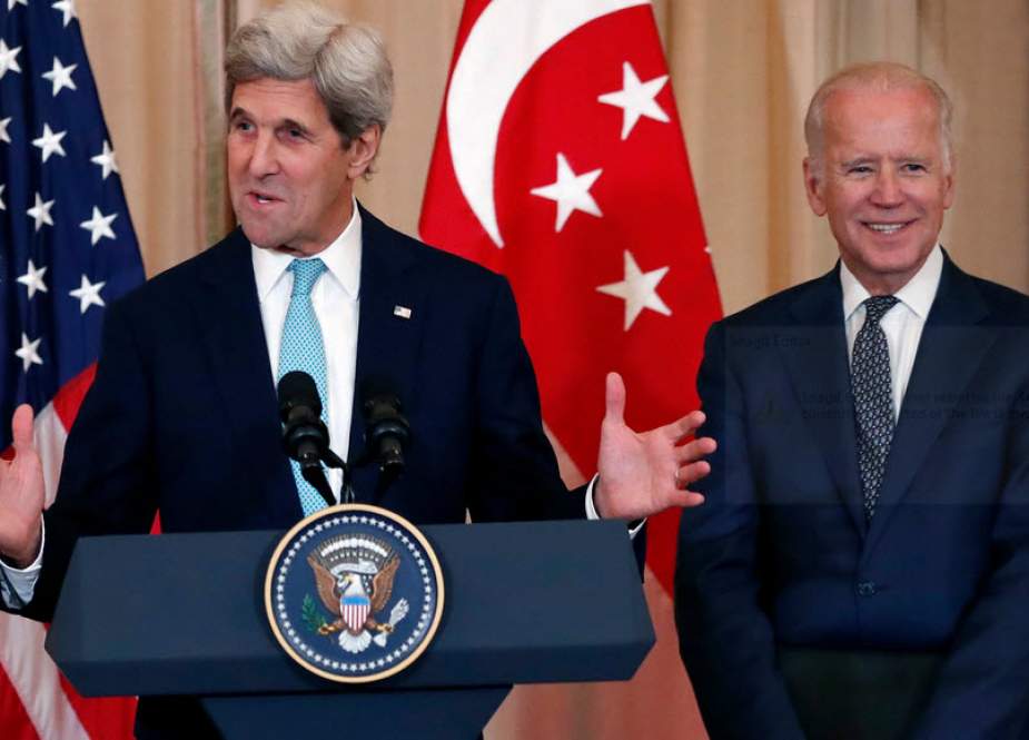 Top Democratic figures John Kerry (L) and Joe Biden (file photo)
