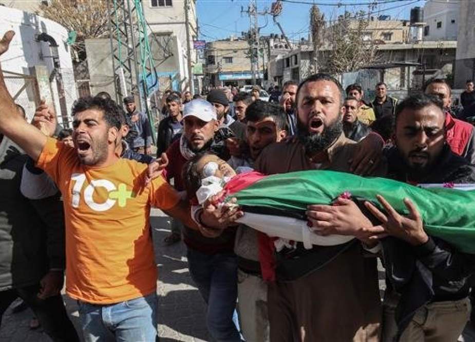 Mourners carry the body of a Palestinian boy during his funeral in Khan Yunis, in the southern Gaza Strip, on December 12, 2018. (Photo by AFP)