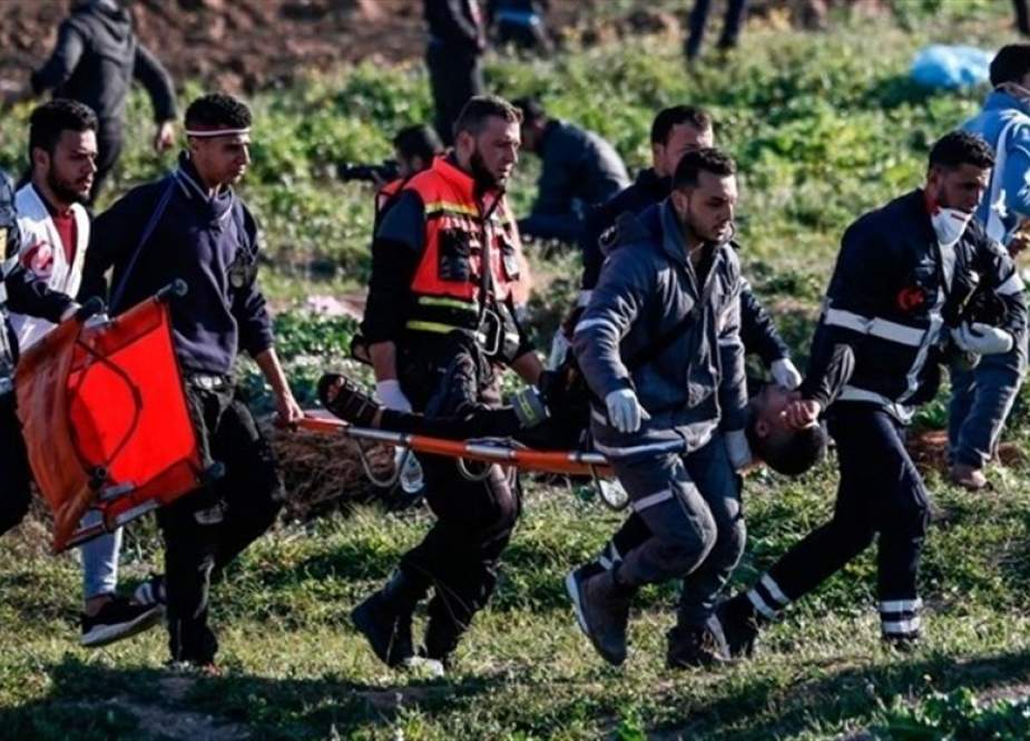 Warga Palestina dievakuasi oleh petugas medis