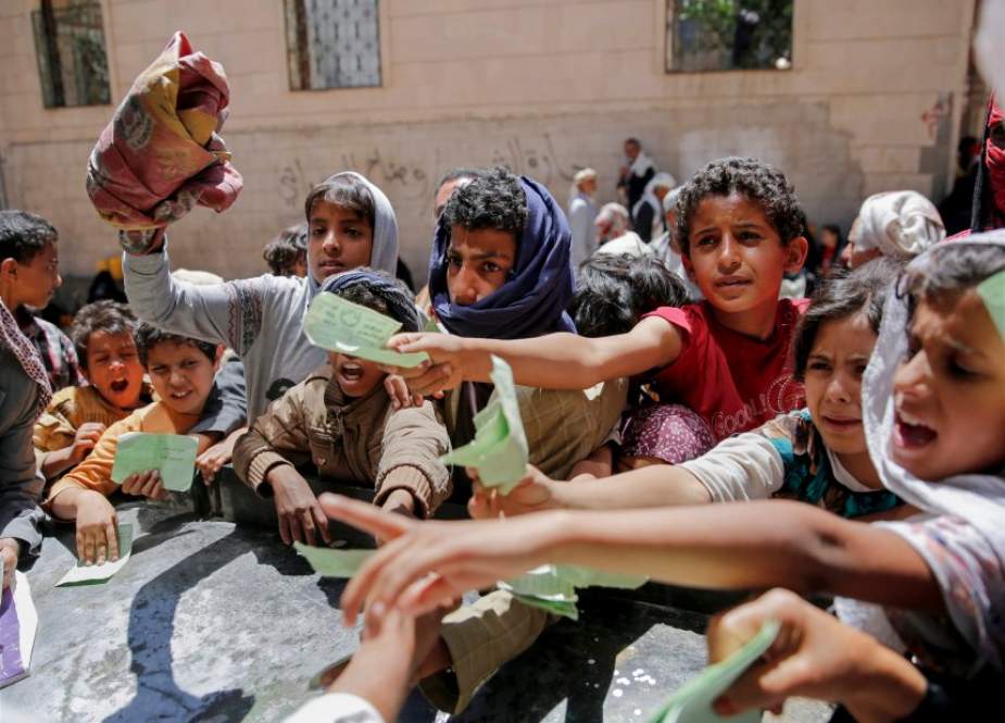 Anak-anak di Sanaa menerima makanan dari organisasi bantuan lokal (spiegel)