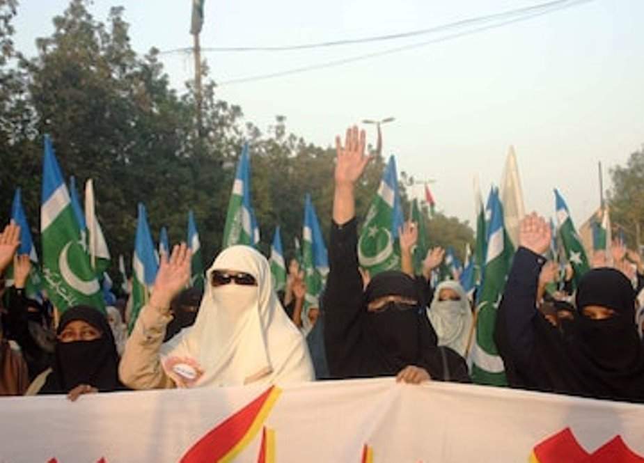 لاہور، عورت مارچ میں متنازع پلے کارڈز کیخلاف جماعت اسلامی کی خواتین کا احتجاج