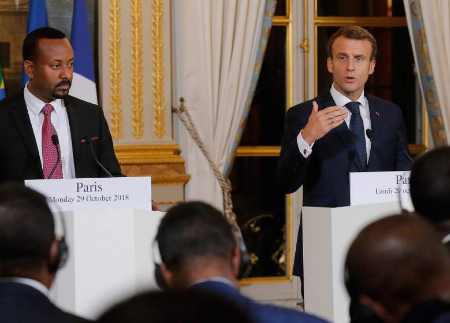 Presiden Emmanuel Macron (kanan) dalam konferensi pers bersama dengan Perdana Menteri Ethiopia, Abiy Ahmed (kiri), setelah pertemuan mereka di Elysee, pada Oktober 2018 di Paris. (en.rfi.fr)