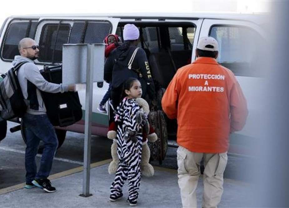 Family boards a bus on their way to apply for asylum in the United States.jpg