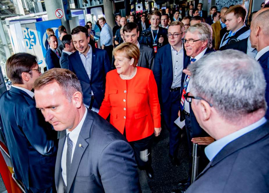 Chancellor Merkel visits Huawei at DLT 2018