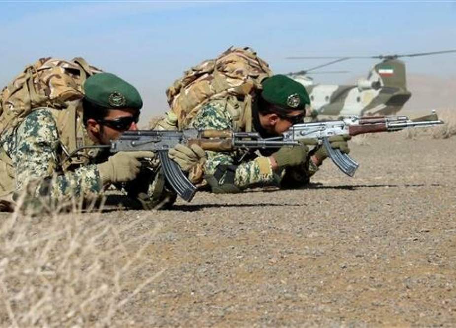 Iranian soldiers taking part in exercises in Isfahan.jpg