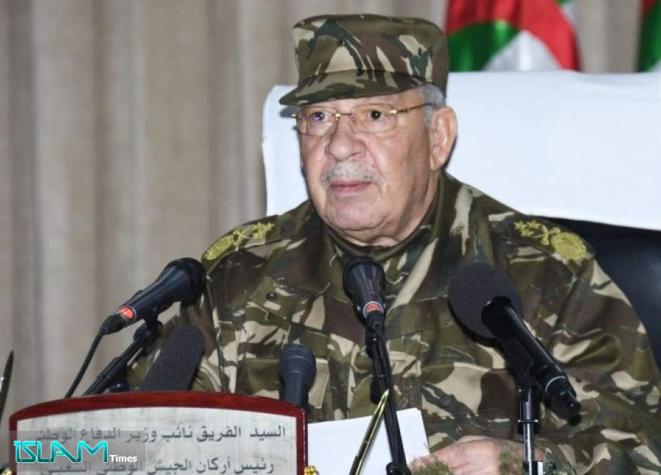 الجزائر.. الجيش يتعهد بإيجاد الحل المناسب للأزمة