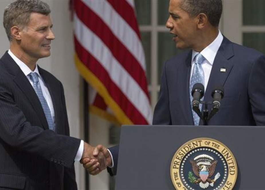 Former Us President Barack Obama shakes hands with economic adviser Alan Krueger.jpg
