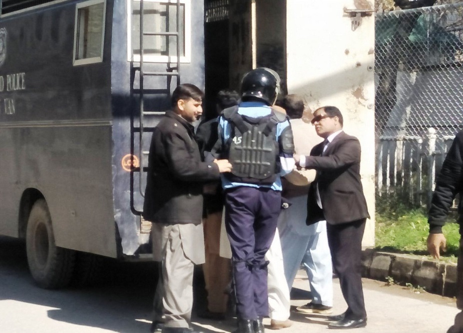احستاب عدالت کے باہر پیپلزپارٹی کے جیالوں کی پولیس کے ساتھ ہاتھا پائی کے مناظر