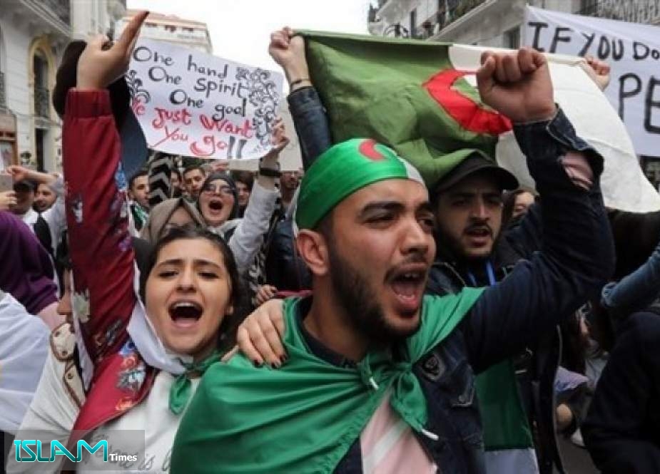 المئات يحتجون مجدداً في شوارع الجزائر
