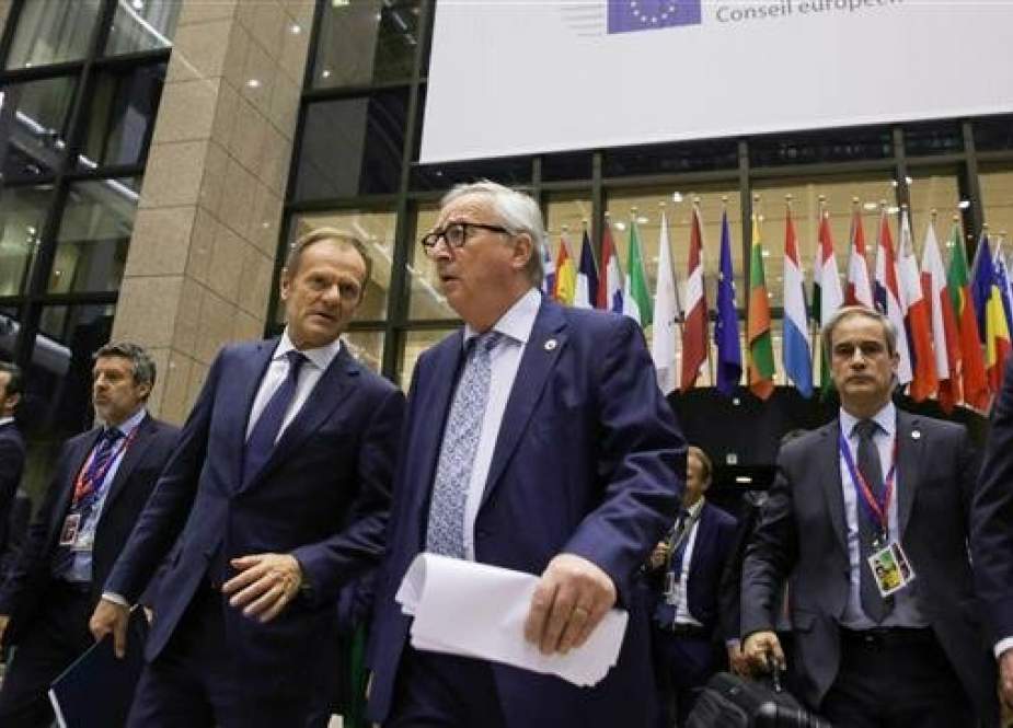 President of the European Commission Jean-Claude Juncker (R) and European Council President Donald Tusk (L) head to the press conference room after the end of the first day of the European Summit on March 21 2019, in Brussels. (Photo by AFP)