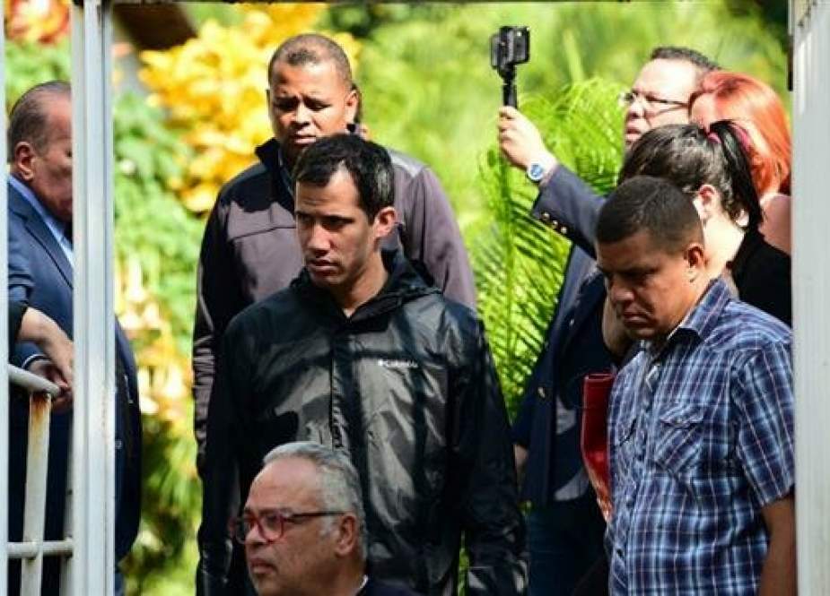 Venezuelan opposition leader Juan Guaido (C) leaves the residence of his "chief of staff" Roberto Marrero following his arrest in a raid on March 21, 2019 at his house in Caracas.
