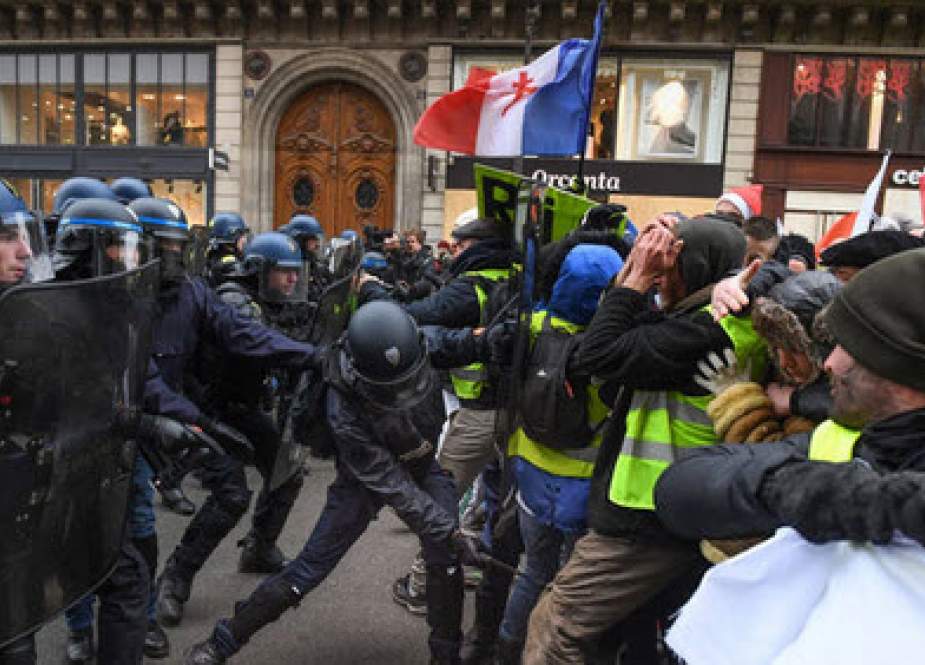 پلیس فرانسه حق شلیک به جلیقه‌زردها را گرفت!