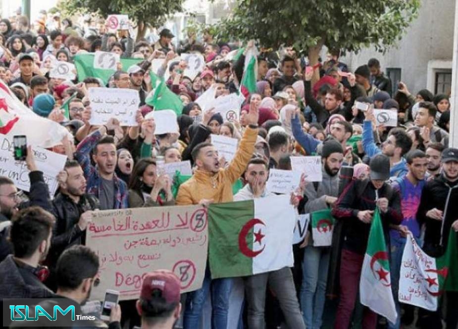 المعارضة الجزائرية تدعو لتنحي الرئيس بوتفليقة وإدارة الجيش للبلاد