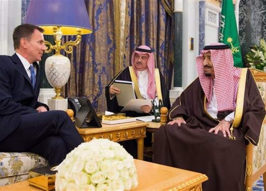 A handout picture provided by the Saudi Press Agency (SPA) on November 12, 2018 shows Saudi King Salman (R) meeting British Foreign Secretary Jeremy Hunt (L) (Photo by AFP)