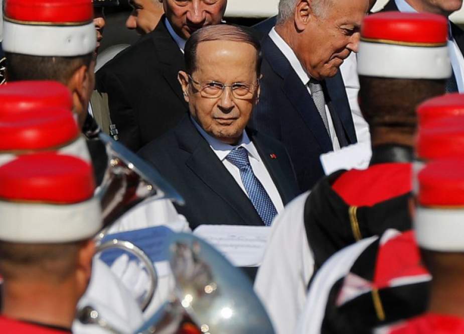 Presiden Libanon Michel Aoun, tengah, setibanya di bandara internasional Tunis-Carthage untuk menghadiri KTT Arab, di Tunis, Tunisia, Sabtu, 30 Maret 2019. (Foto AP / Hussein Malla, Pool)