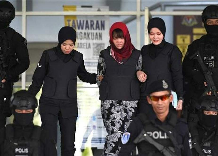 Vietnamese national, Doan Thi Huong (C), leaves Shah Alam High Court escorted by Malaysian police, outside Kuala Lumpur, on March 14, 2019. (Photo by AFP)