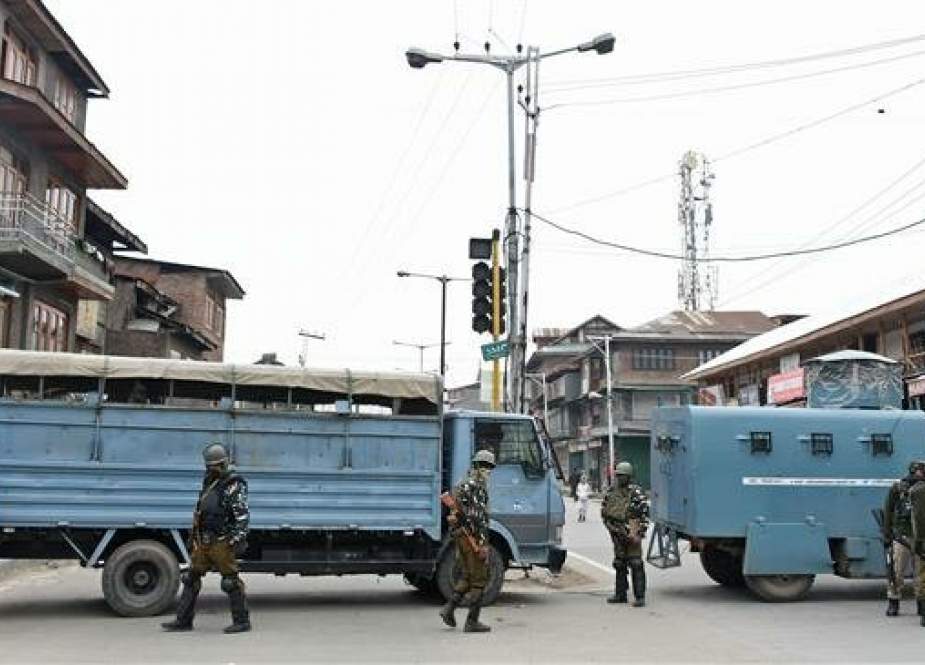 This file photo shows Indian paramilitary troopers blocking a road in Srinagar, Kashmir, on March 1, 2019. (By AFP)