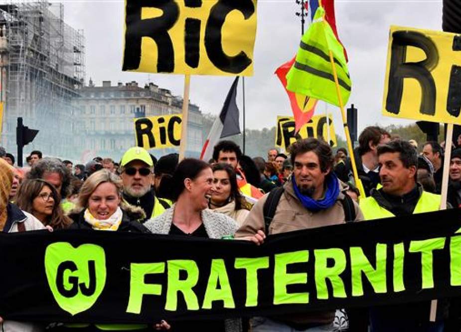 Yellow Vest (Gilets Jaunes) protesters demonstrate for the 21st on April 6, 2019 in Bordeaux.jpg
