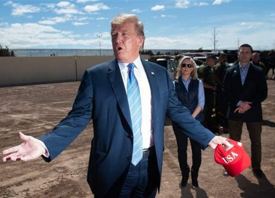 US President Donald Trump tours the border wall between the United States and Mexico in Calexico, California, April 5, 2019. President Donald Trump landed in California to view newly built fencing on the Mexican border, even as he retreated from a threat to shut the frontier over what he says is an out-of-control influx of migrants and drugs.
