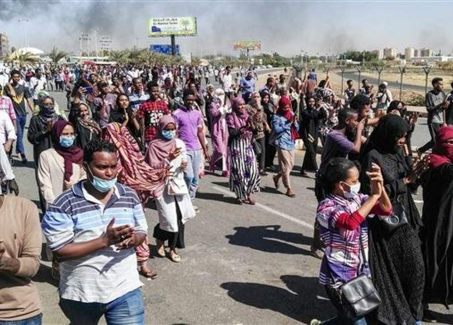 Sudanese protesters march on the presidential compound in the capital Khartoum on April 6, 2019. (Photo by AFP)