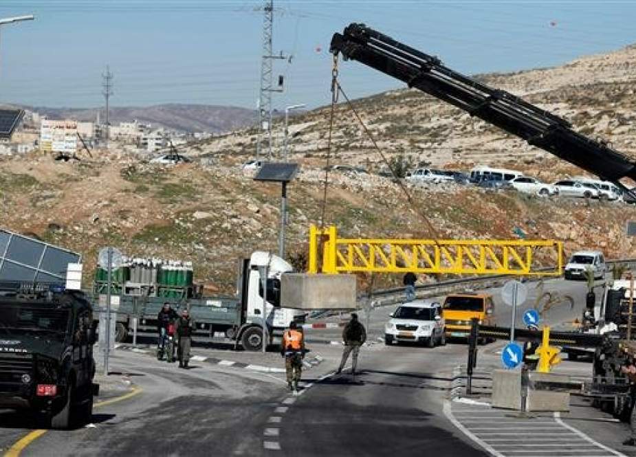 Israeli forces put a new barrier in a section to be used by Palestinian drivers near the West Bank town of al-Zayyem, on January 10, 2019. (Photo by AFP)