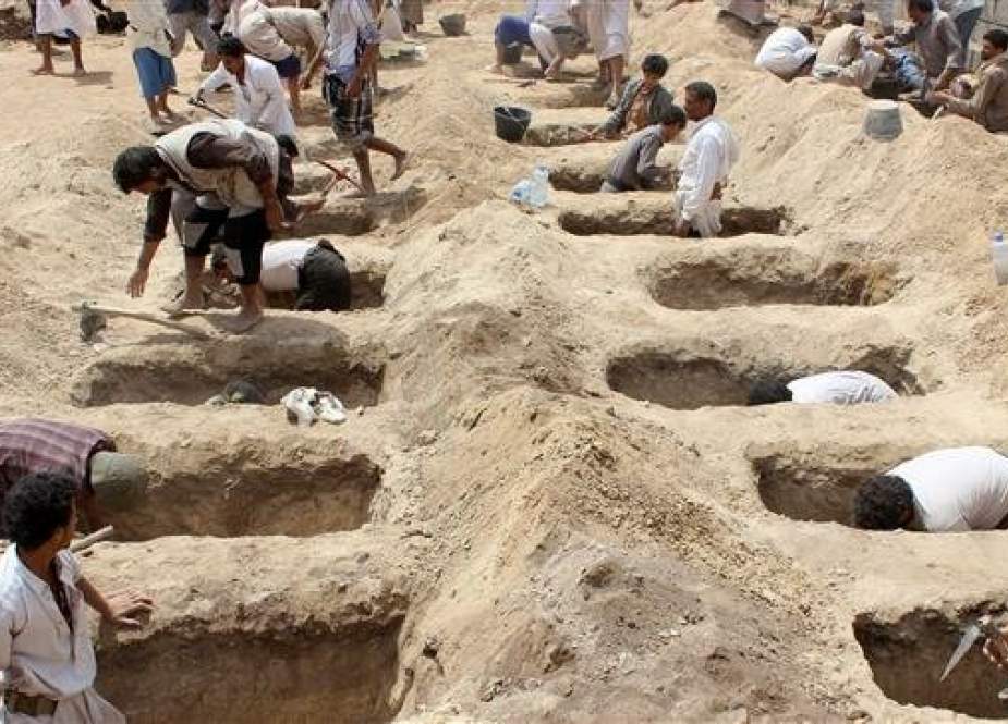 Yemenis dig graves for children, who where killed when their bus was hit during a Saudi-led coalition airstrike, that targeted the Dahyan market in Sa