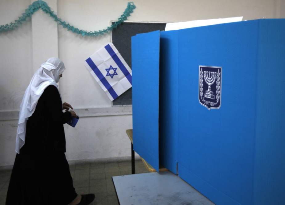 Seorang wanita Arab-Israel bersiap untuk memberikan suaranya di Daliyat Al-Karmel di Israel utara. (AFP)