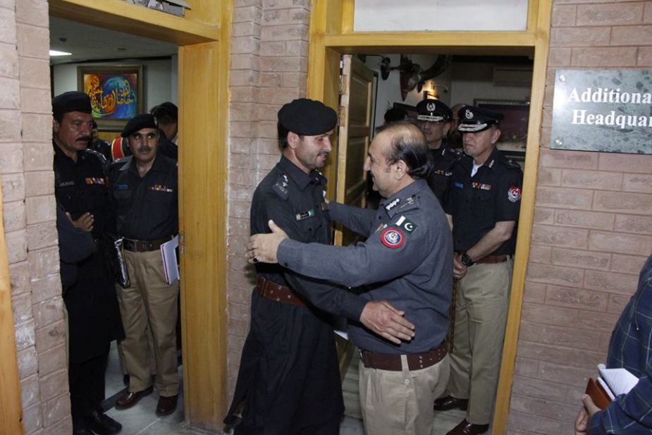 سنٹرل پولیس آفس پشاور میں خاصہ دار اور لیویز اہلکاروں کو پولیس کے مختلف رینک کے بیجز لگا دیئے گئے